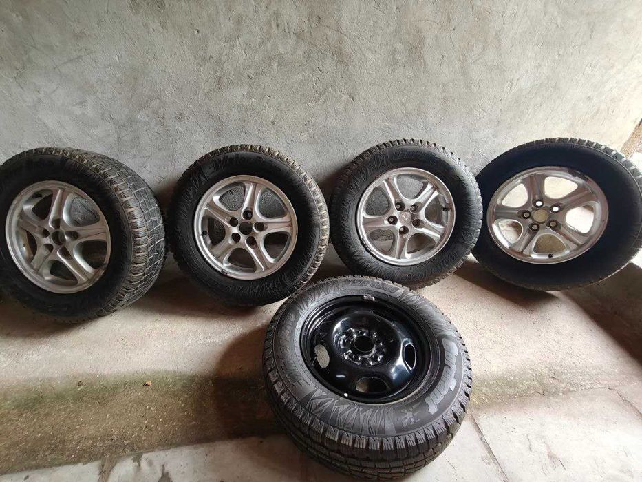 Продавам комплект от 5 зимни гуми 215/70 R16, монтирани на джанти.