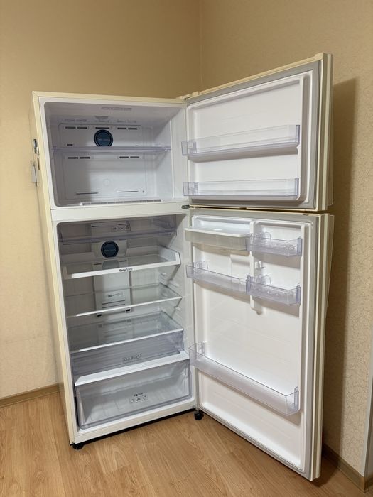 Продаю б/у холодильник Samsung RT53K6510EF