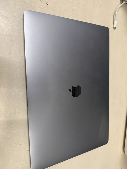 Macbook pro a2141 / 16 inch / I9 / 1tb