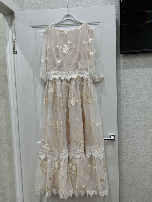 Әдемі көйлектер бар