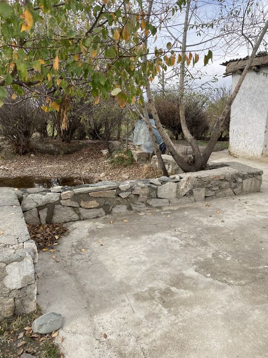 Uy sotiladi! Kotta yeri bilan Jizzax viloyatida.