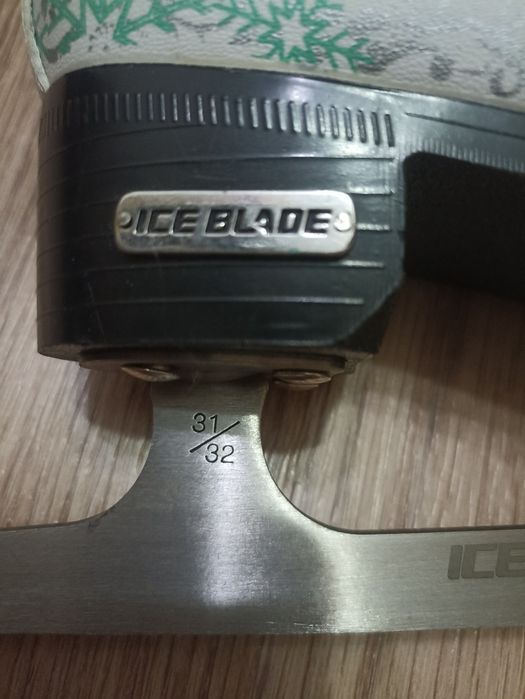 Продам фигурные коньки 32 размер