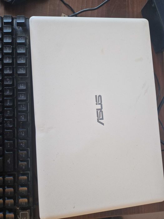 Лаптоп Asus бял работещ