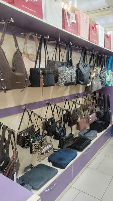 Срочно продам стеллаж с крючками для одежды