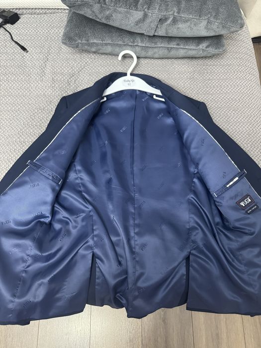 Продам школьный костюм