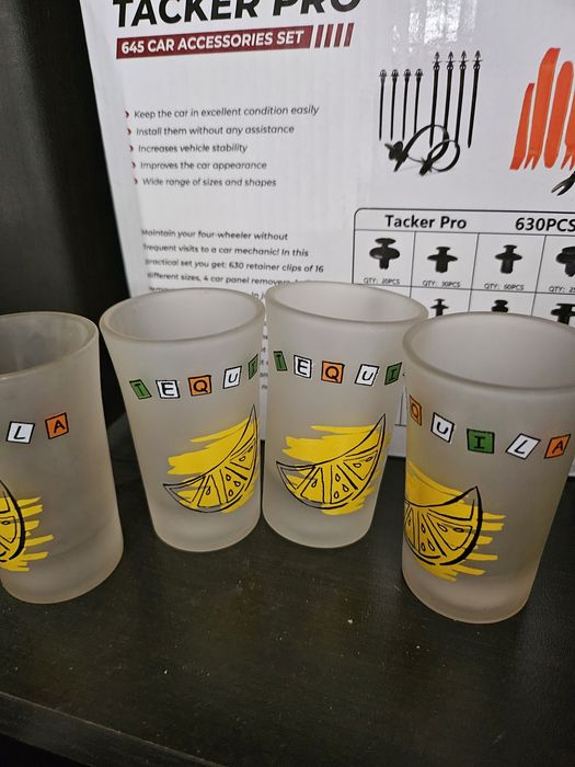 Чаши за алкохол и чинии