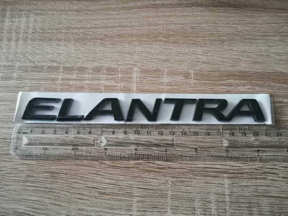 черен надпис Hyundai Elantra