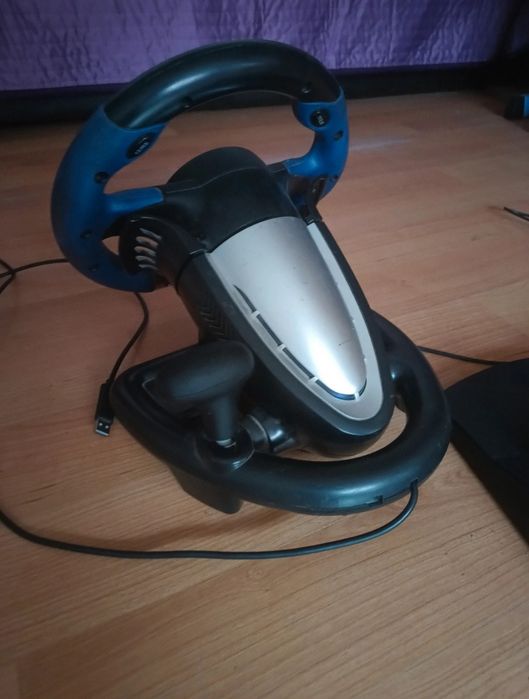Vând volan gaming cu pedale – pentru PC, nu sunt sigur daca merge și pe PS4, ps5