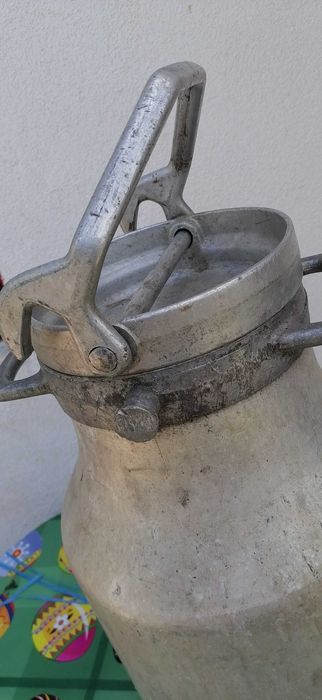 bidon   de  lapte  25  litri   150  lei