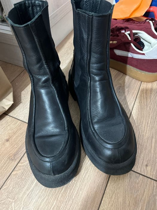 Отдам за шоколадку 1 пару обуви