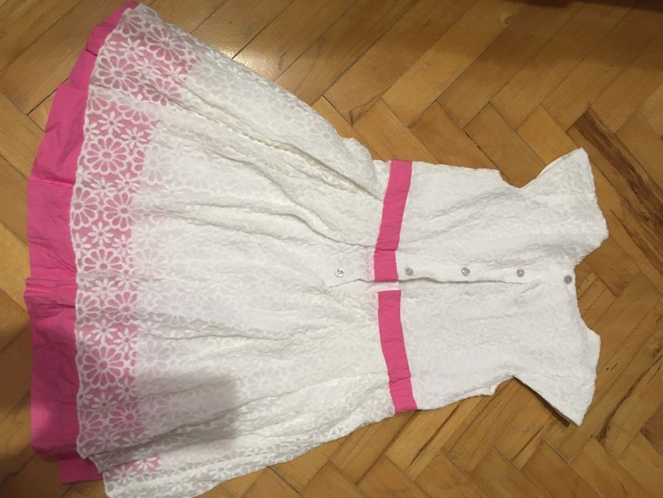 Рокля на плисета и бели цветя