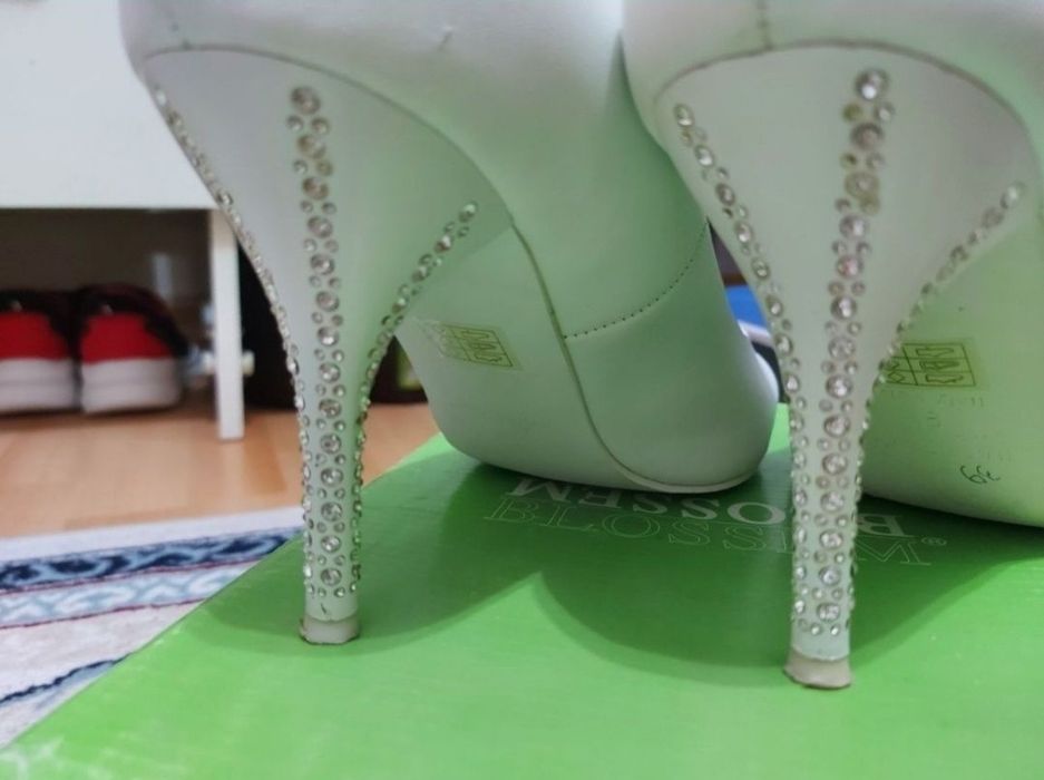 Белые туфли в отличном состоянии.