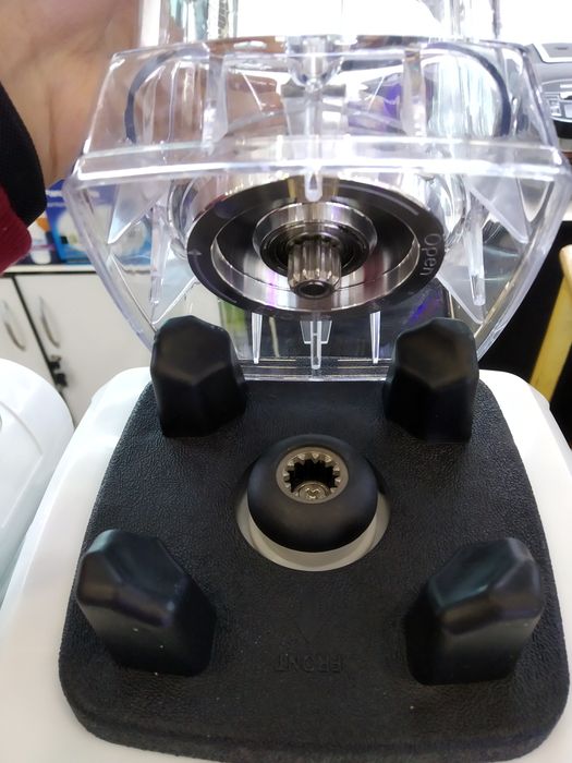 Профессиональный блендер 2000вт металлическое крепление объем 2 л