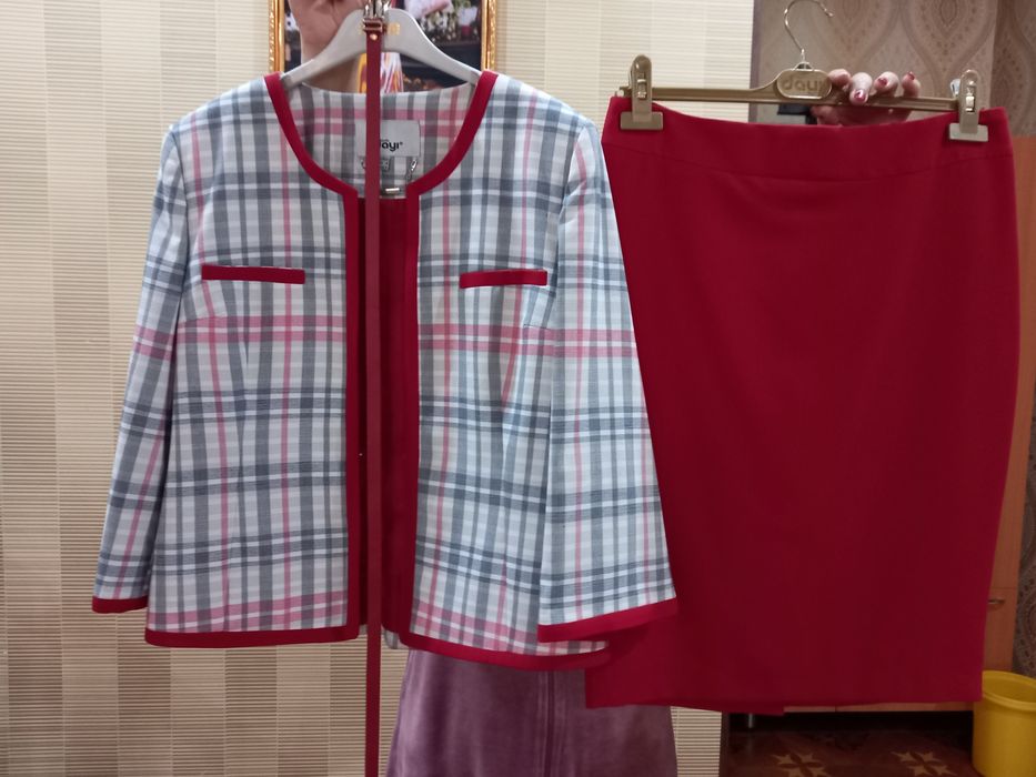 Kostyum-yubka sotiladi