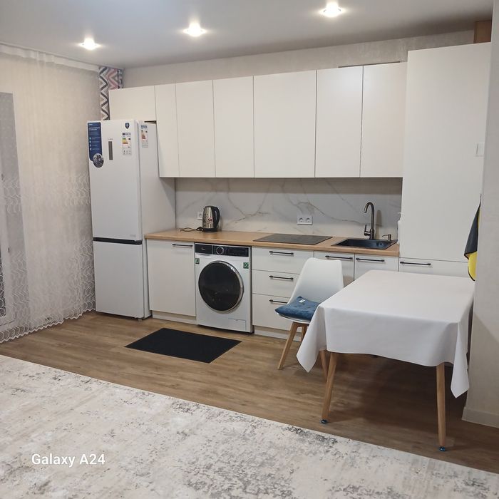 Кухонныи стол с 4 стульями новыи