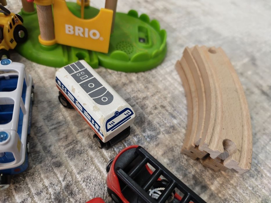Дървено релси и влакче Brio и Playtive