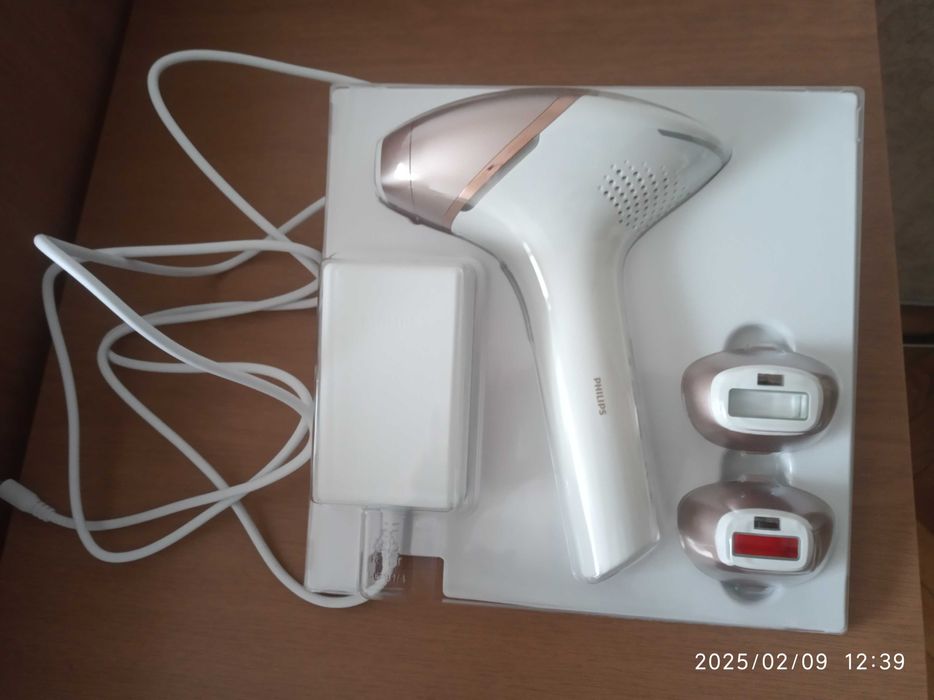 Нов! Фотоепилатор IPL Philips Lumea Seria 9000 BRI955/00
