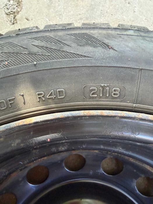 4 броя железни джанти Toyota 16" с тасове и гайки (6.5J 16" ET45 5x114.3 60.1) и 2 зимни гуми 205/55/R16