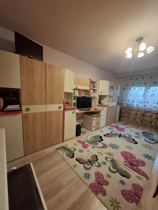 Vand mobila si covoare .