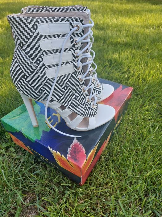 Дамски боти на висок ток