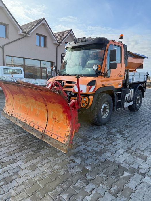 Mercedes-Benz Unimog echipat cu lama de zăpadă si sararita tva inclus