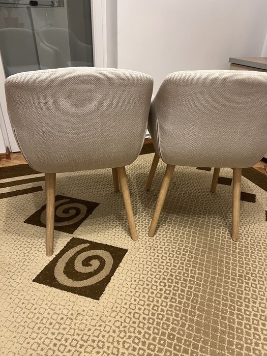 Vand 2 scaune tapitate, culoarea crem