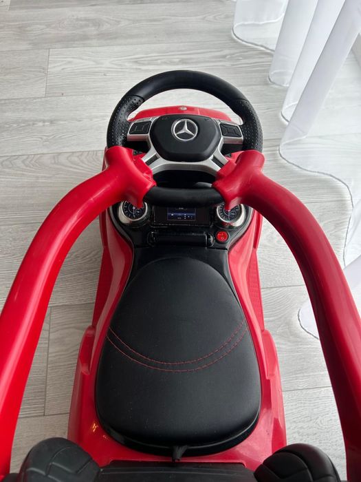 Masinuță/Vehicul fără pedale Mercedes-AMG roșie – cu lumini, sunete și mâner de împins