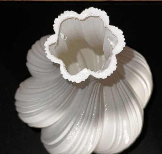 Извита ваза бяла