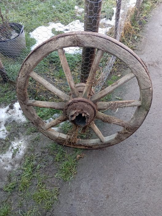 Roata antică de lemn pt căruță