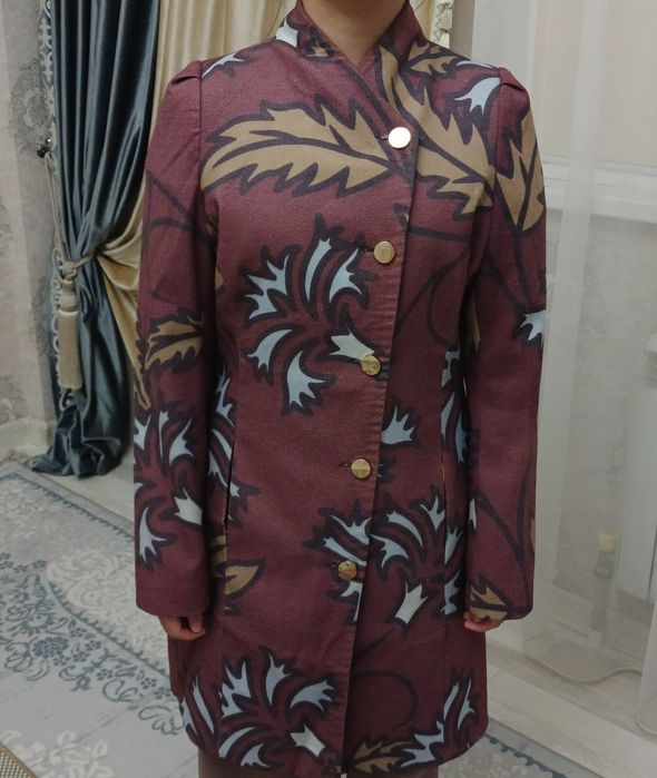 Элегантное пальто SENSILINE с ярким осенним принтом