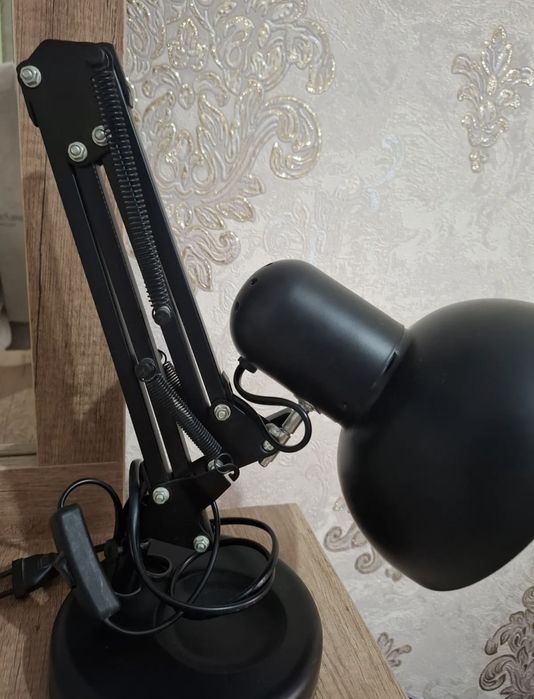 Настольная лампа с регулируемым кронштейном,