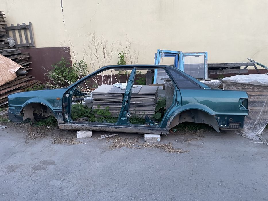 левый порог со средней стойкой кузова от Ауди 80 б4 (Audi 80 b4)