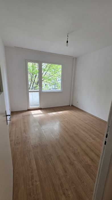 Дава се под наем Тристаен апартамент в Варна, Базар Левски - 70 кв.м за 390 € - Снимка #2