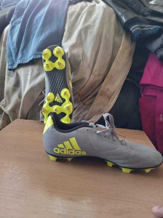 Продавам оригинални бутонки Адидас 35 номер.