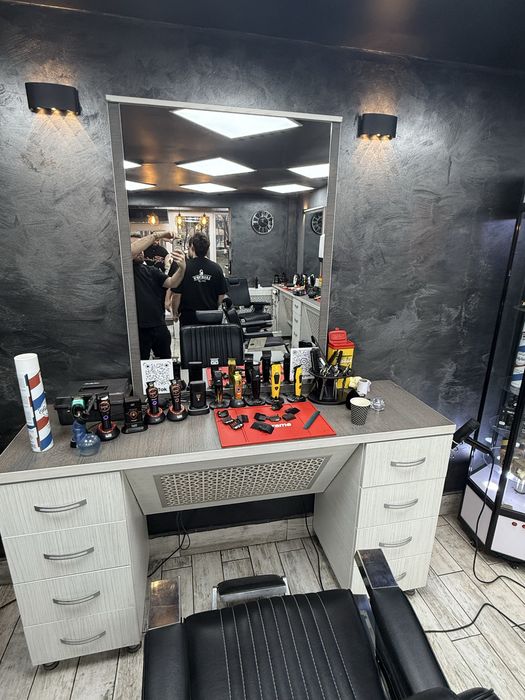 Vand mobila de frizerie