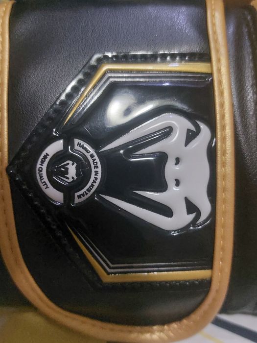 Продаю боксёрский перчатки Venum