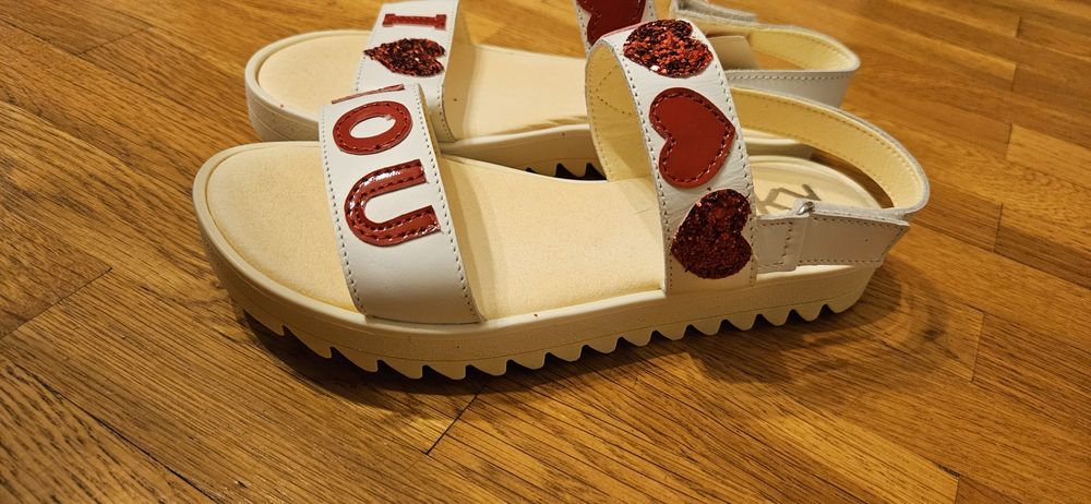 Нови сандали номер 34