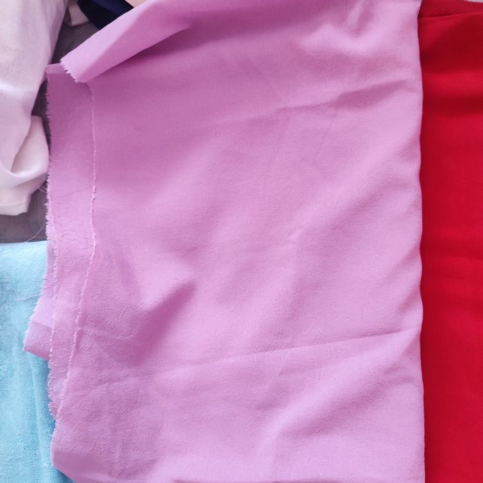 Подарявам платове тези които са на снимките