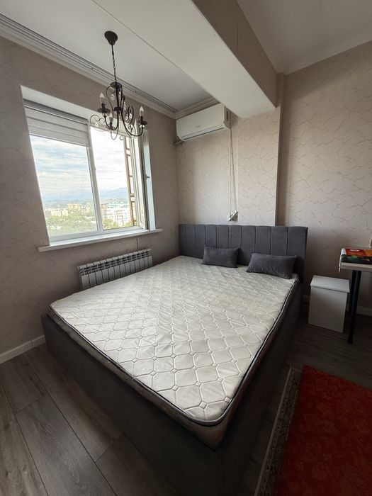 СРОЧНО! Кровать с матрацем, 2400х2000 прмерно.