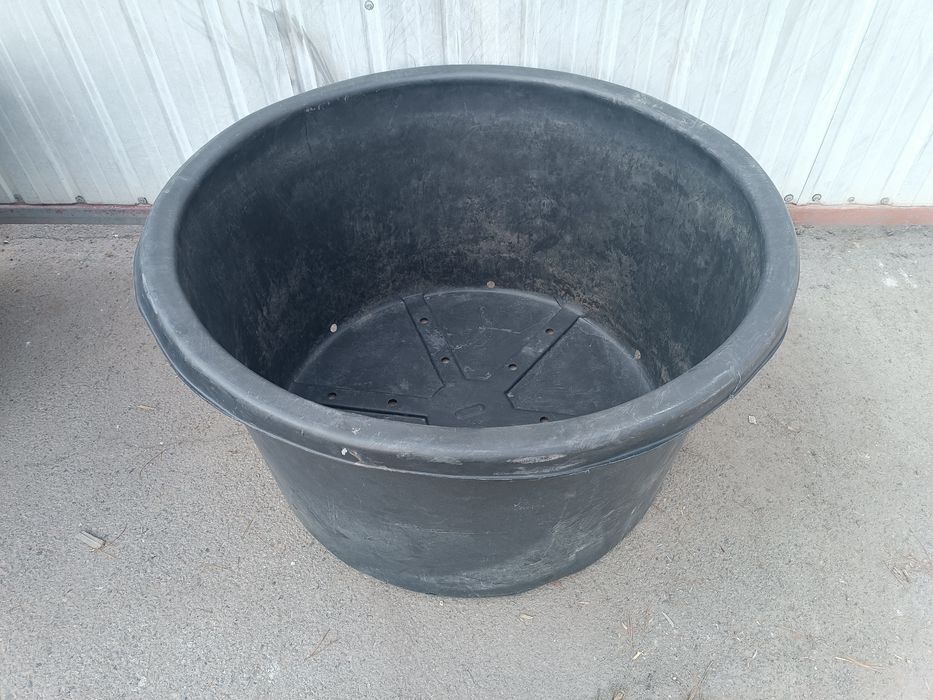 Продам вазон пластиковый большой