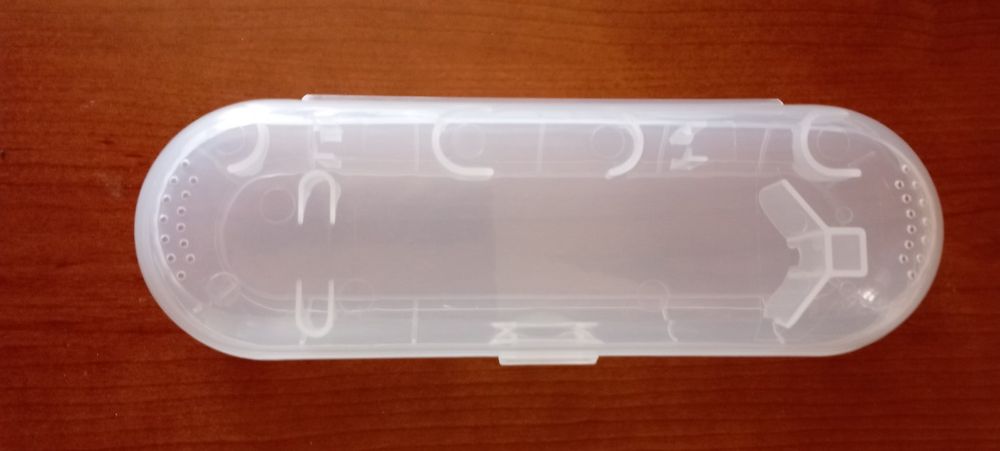 Vând etui/cutie protectoare si rezervă periuță de dinți