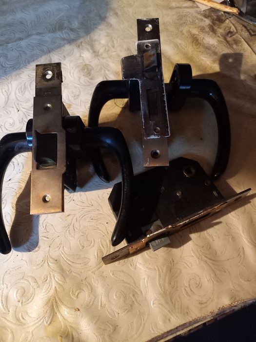 Дверные замки с ручками.