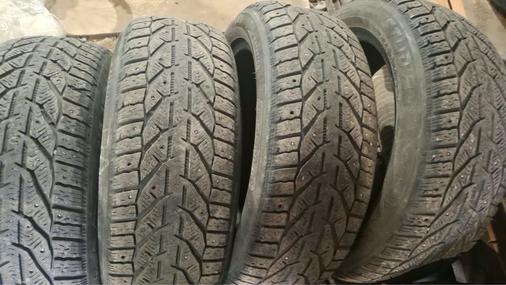 Продам шины зимние 215/55 r17 за одну штуку 8 тысяч