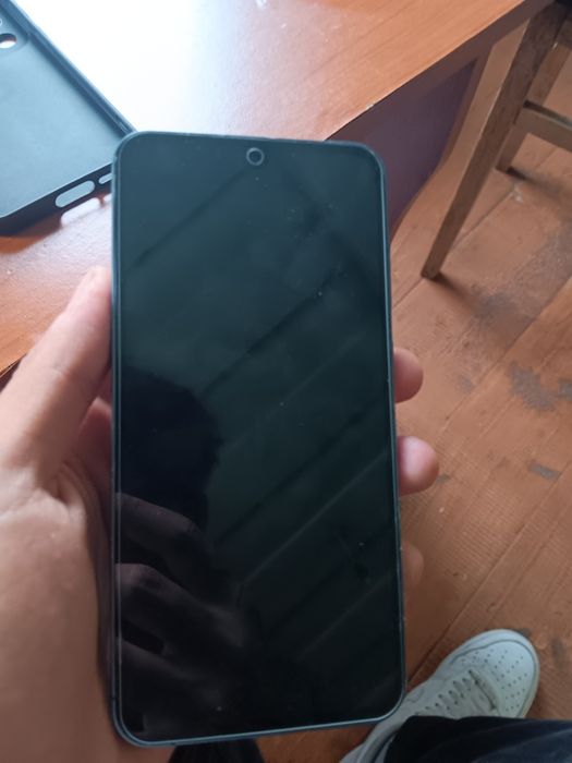 Samsung a55 5g Are un pic sgreturi pe spate