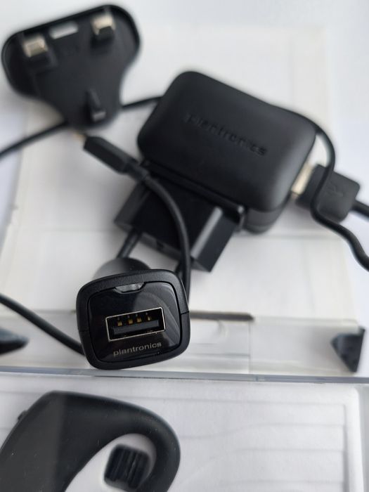 Casca Bluetooth Plantronics Voyager Legend si accesorii incluse