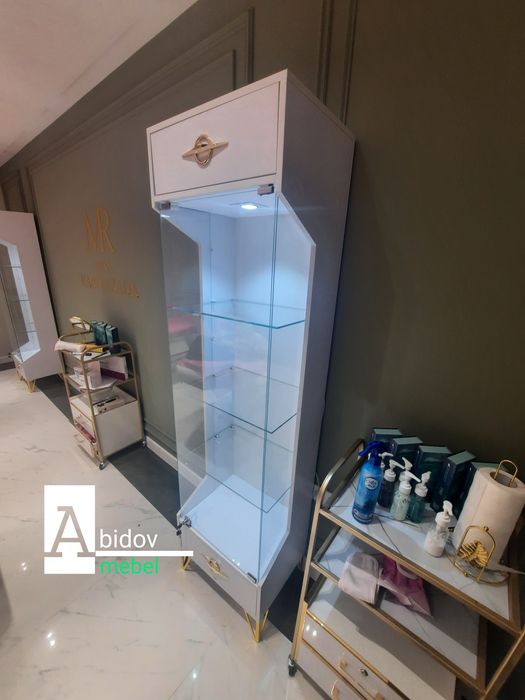 Витрина, стеллаж ,пенал шкаф салона красоты — стиль и функциональность