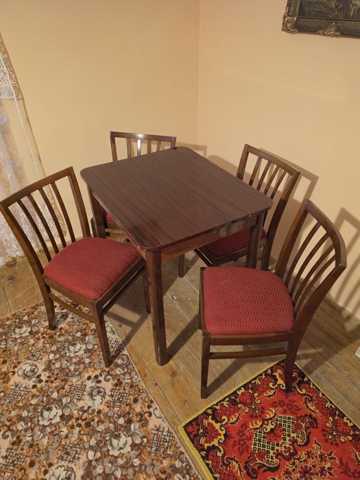 Mese classice cu scaune tapitate