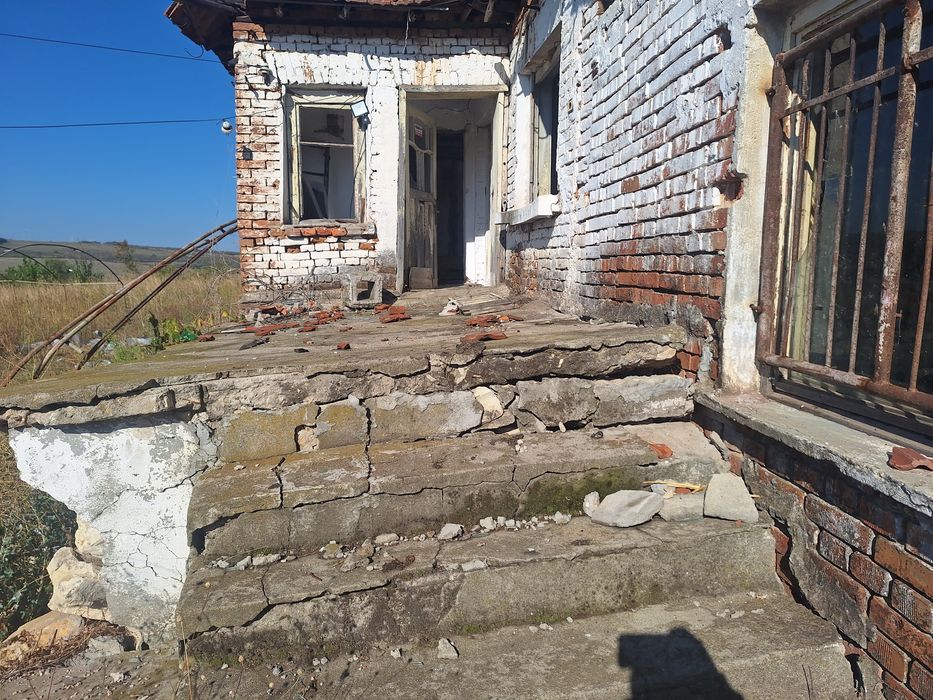 Продавм къща с четири декара двор  в сели целина
