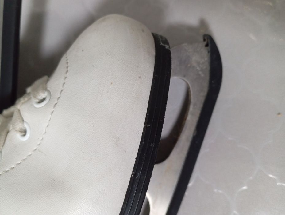 Продам коньки белого цвета