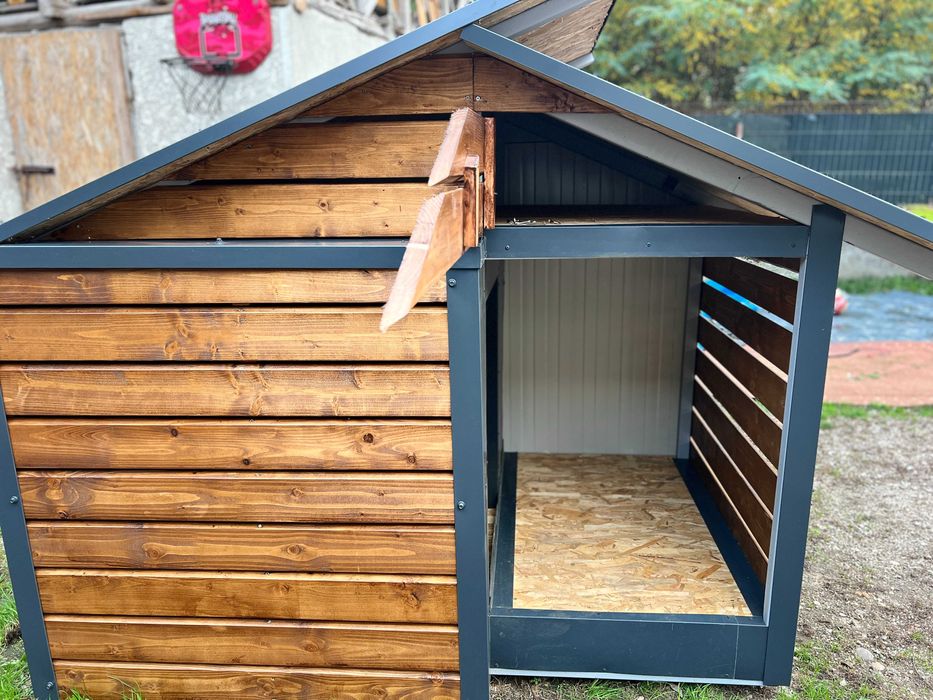 Cusca de câine termoizolata cu panouri sandwich